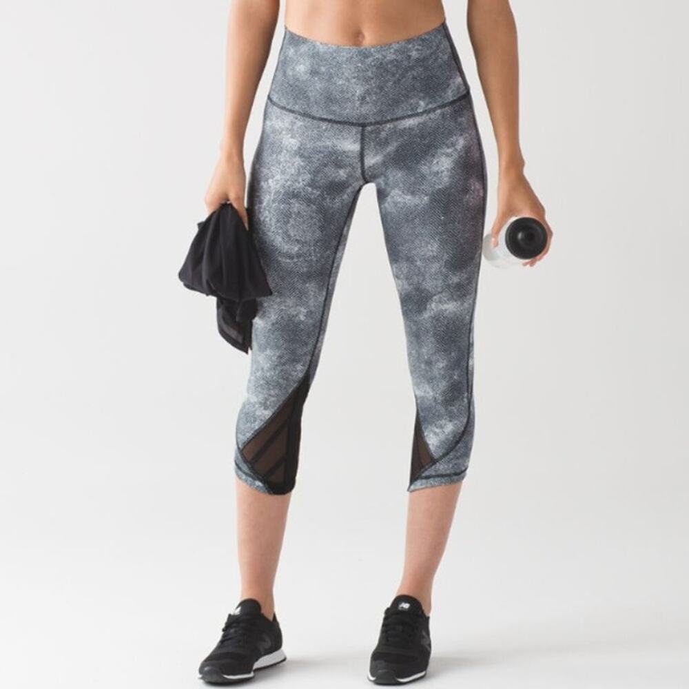LULULEMON Essential Rhythm Crop Tight Pant Mid Rise Diffusion White Black Size 4